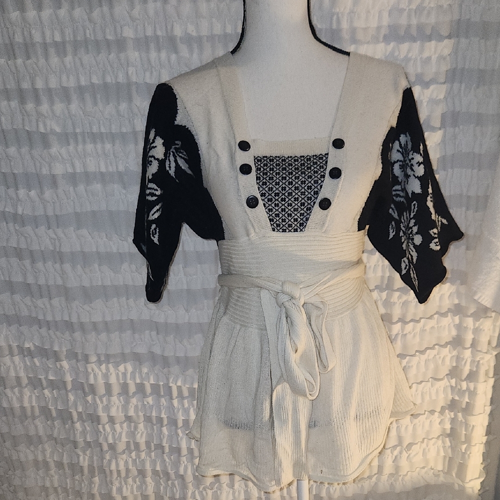 Anthropologie Lia Molly Med Cream and Black Knit Top Sweater with Floral Sleeves